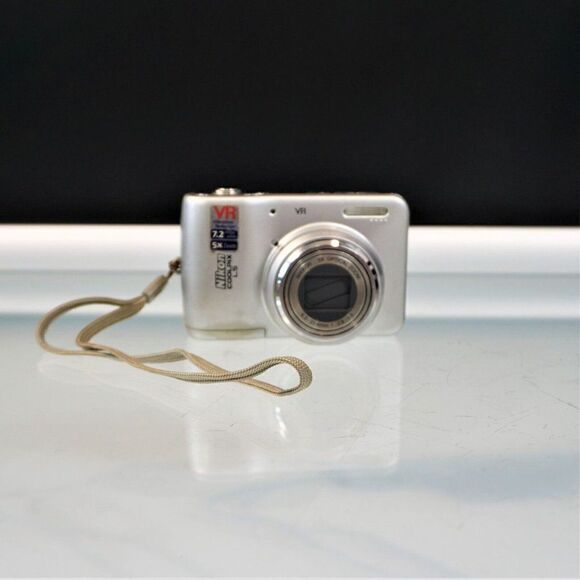 Nikon Coolpix Camera LS VR 7.2 Mega Pixel 5X Zoom Sold For Parts or Repair - Picture 1 of 5